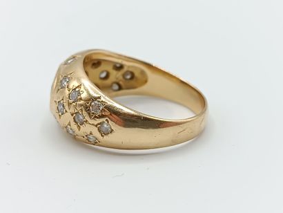 Bague jonc anglais en or jaune 750°° ornée...