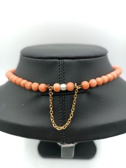 Collier en chute orné de billes de corail.
Fermoir...