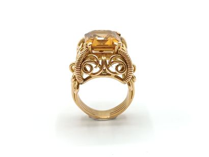 Bague en or jaune 750°° ornée d'une pierre...