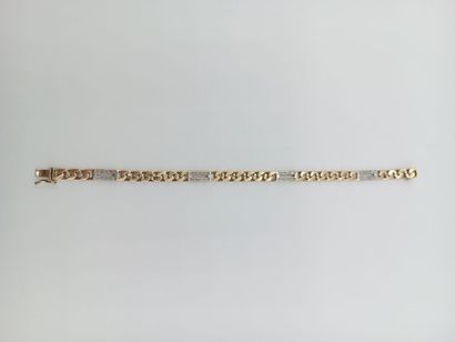 Bracelet à mailles plates ouvragées en or...