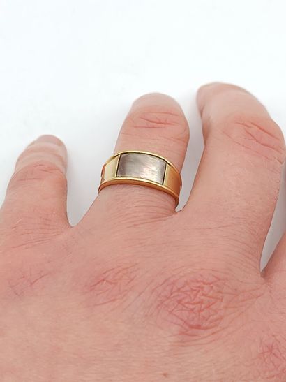 Bague bandeau en or jaune 750°° ornée d'un...