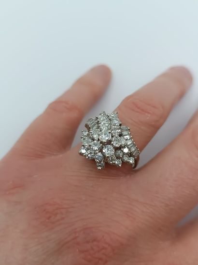 Bague en or blanc 585°° ornée de diamants...