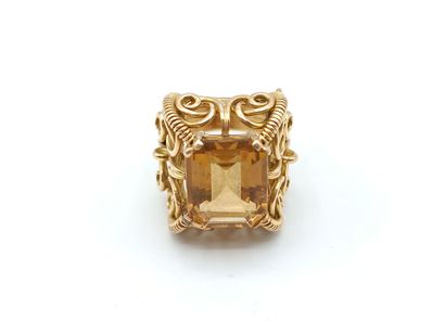 Bague en or jaune 750°° ornée d'une pierre...