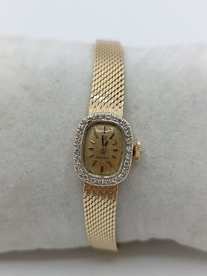 OMEGA, Suisse.
Montre de dame en or jaune...