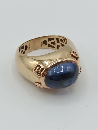 Bague en or jaune 585 millièmes, le centre...