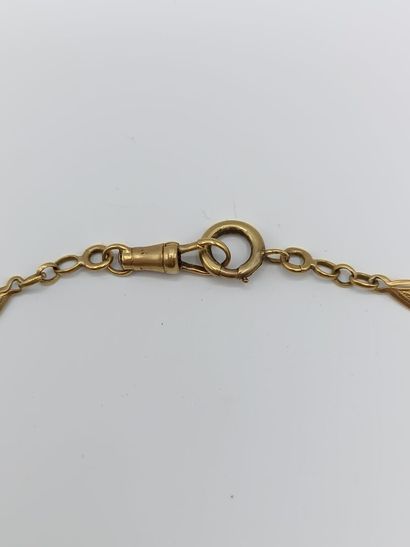 Chaine de montre ouvragée en or jaune 750°°.
Ornée...