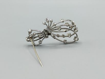 Broche en or blanc et platine de forme noeud...