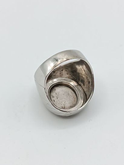 Bague chevalière jonc en or blanc 750°° ornée...
