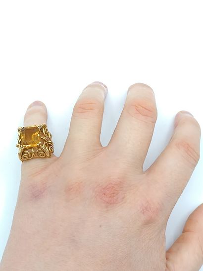Bague en or jaune 750°° ornée d'une pierre...