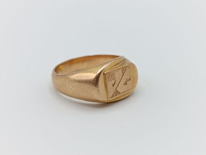Bague chevalière en or jaune 750°°.
Chaton...
