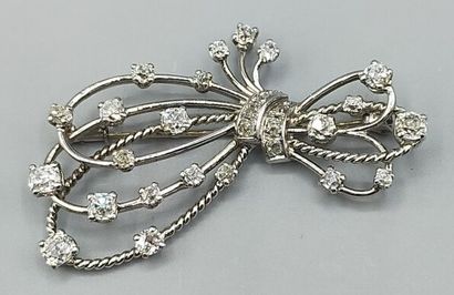 Broche en or blanc et platine de forme noeud...