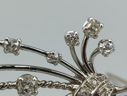 Broche en or blanc et platine de forme noeud...