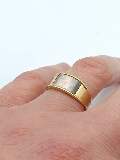 Bague bandeau en or jaune 750°° ornée d'un...
