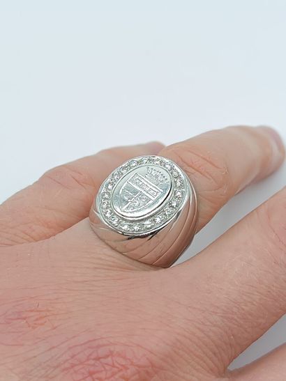 Bague chevalière jonc en or blanc 750°° ornée...
