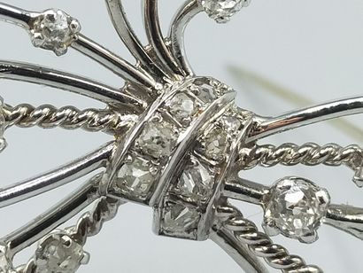 Broche en or blanc et platine de forme noeud...