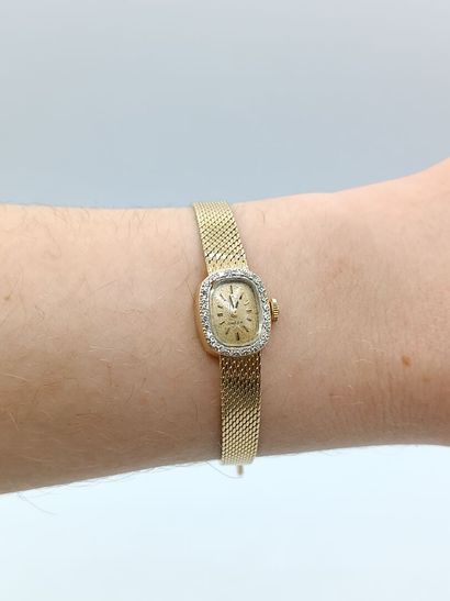 OMEGA, Suisse.
Montre de dame en or jaune...