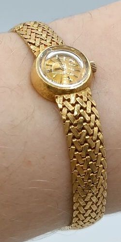 OMEGA
Montre de dame en or jaune 750°° (bracelet...