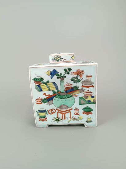 CHINE.
Bouteille en porcelaine polychrome....