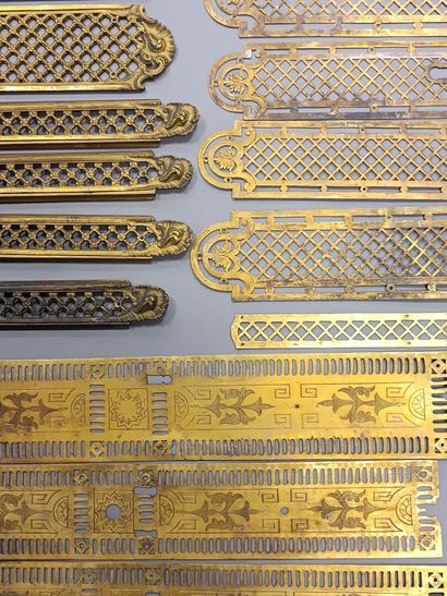 Lot de 28 plaques de propreté en bronze,...