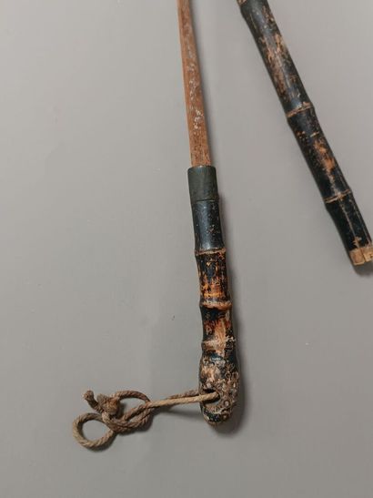 Canne-épée au fût en bambou noirci. 
Le pommeau...