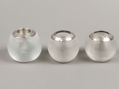 Trois bougeoirs en verre soulignés de filets.
Monture...