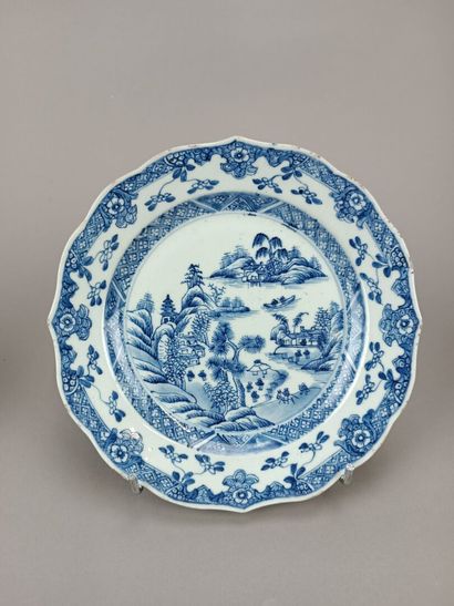 CHINE.
Suite de trois assiettes de forme...