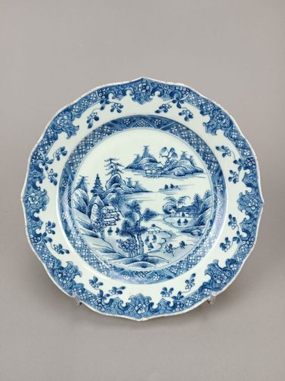 CHINE.
Suite de trois assiettes de forme...