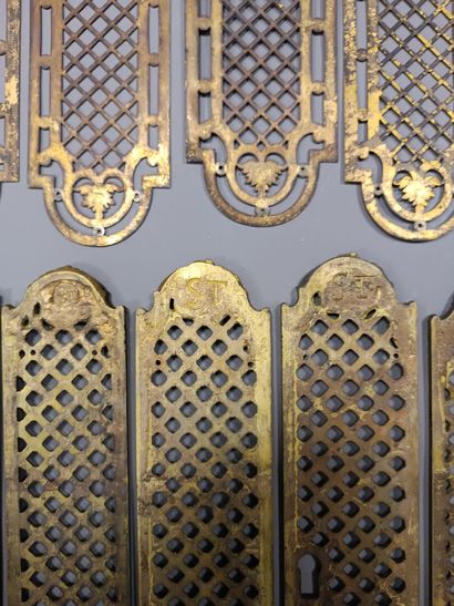 Lot de 28 plaques de propreté en bronze,...