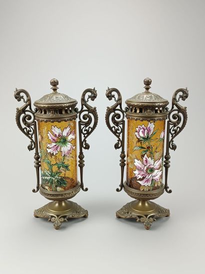 Paire de vases rouleaux en verre émaillé.
Décor...