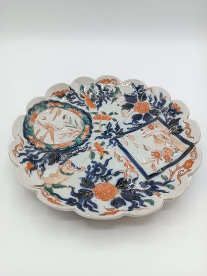 IMARI.
Paire d'assiettes en porcelaine blanche...