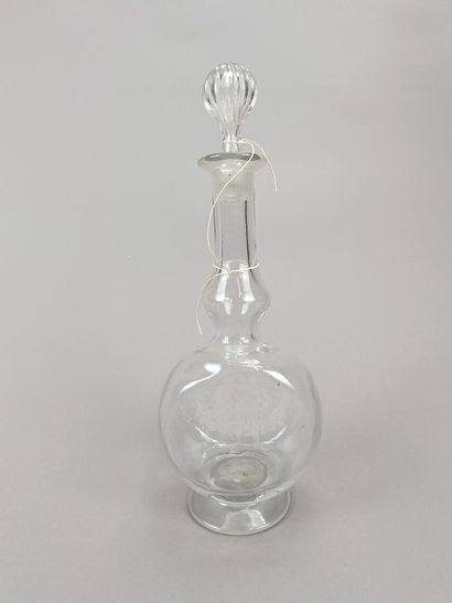 Carafe ou bouteille avec bouchon en verre.
Décor...