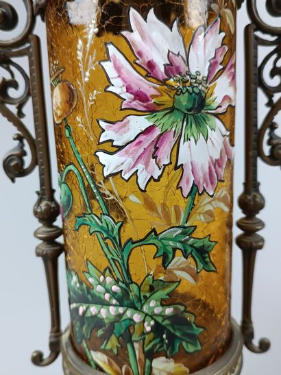 Paire de vases rouleaux en verre émaillé.
Décor...