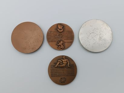 Lot de quatre médailles circulaire sur le...