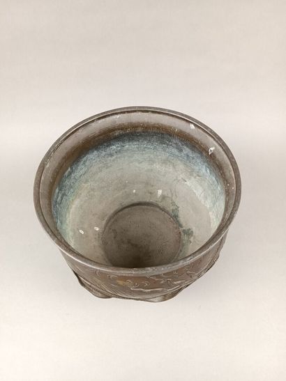 JAPON ou CHINE
Cache pot en bronze à décor...