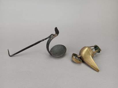 Petite lampe à huile suspendue dite 