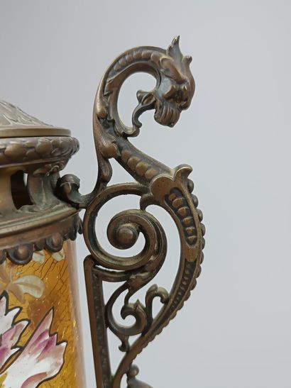 Paire de vases rouleaux en verre émaillé.
Décor...