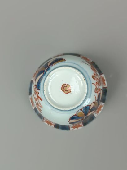 CHINE
Petit bol en porcealaine.
Col dentelé....