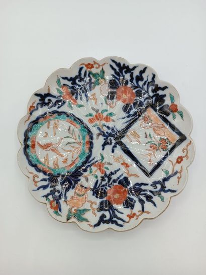 IMARI.
Paire d'assiettes en porcelaine blanche...