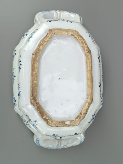 Soupière ou pot à oil couvert de forme mouvementée.
Décor...
