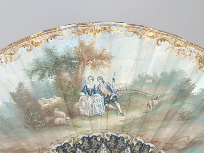 Deux éventails à décor de scènes galantes.
Décor...