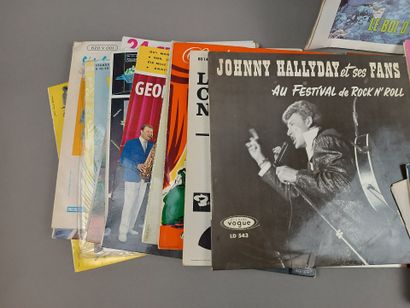Lot de vinyles. Il contient des 45 T (une...