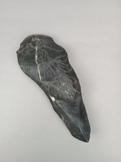 CHINE
Pierre noire ornée d'une femme en semi-relief
L:...