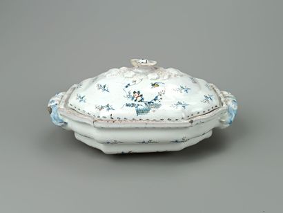 Soupière ou pot à oil couvert de forme mouvementée.
Décor...