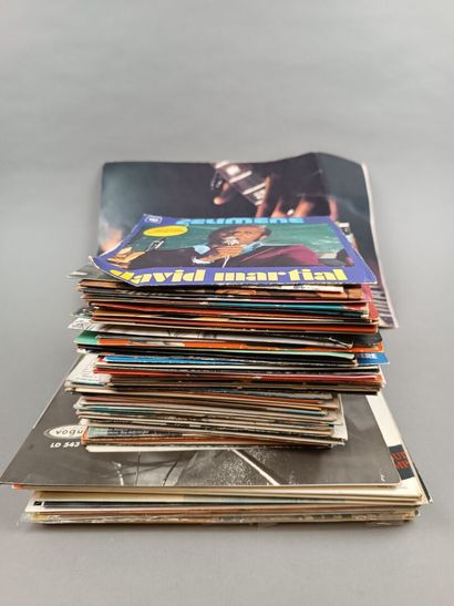 Lot de vinyles. Il contient des 45 T (une...