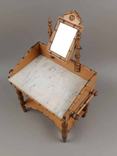 Table de toilette de poupée façon bambou.
Comprend...