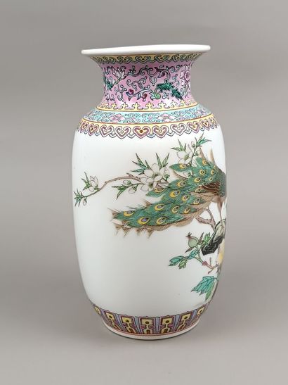 CHINE, style Famille Rose
Vase balustre en...