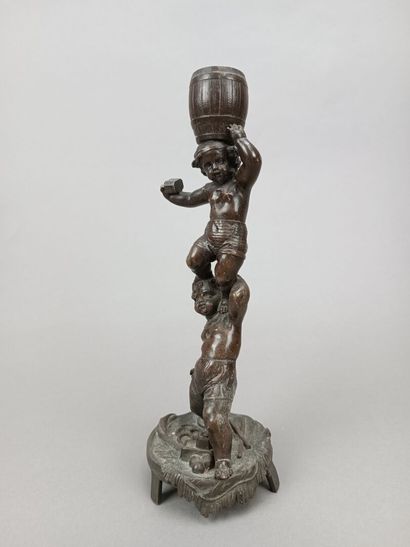 Bougeoir en bronze patiné orné de deux enfants...