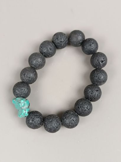 Bracelet de pierres de lave orné d'une t...