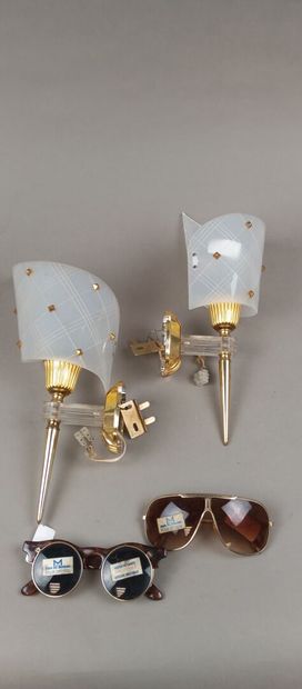 Lot comprenant une paire d'appliques en composition...