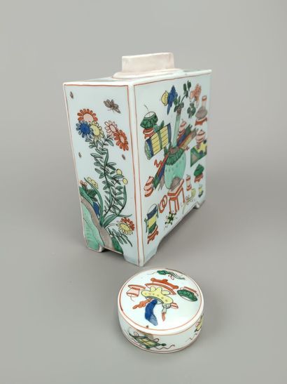 CHINE.
Bouteille en porcelaine polychrome....